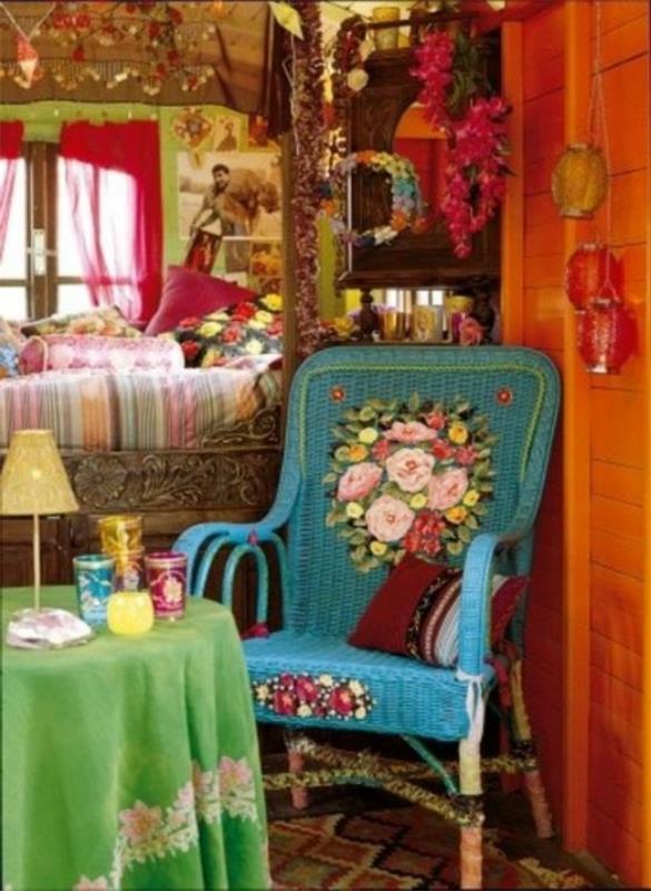 farebne-bohémsky-elegantný-dekor-a-stolička-s-farebnými vzormi