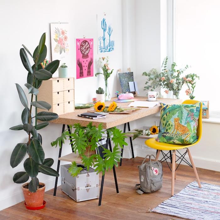 originálna dekorácia do detskej izby, drevená stolička, drevený a kovový písací stôl, niekoľko črepníkových zelených rastlín a kytice kvetov vo vázach