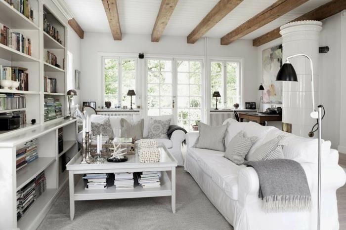 rustik chic lantlig inredning, grå matta, vit soffa, vitt soffbord, vägghylla, dekor vid havet, synlig balk, vit inredning