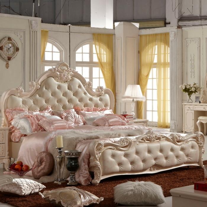 boudoir sovrum, rutiga fönster, gula gardiner, brun matta, ljusstake, shabby chic väggar, pastellrosa sänggavel
