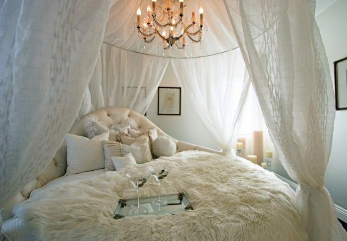 boudoir sovrum, vita slöjor, vadderad sänggavel, svarta fotoramar, vita väggar, ljus
