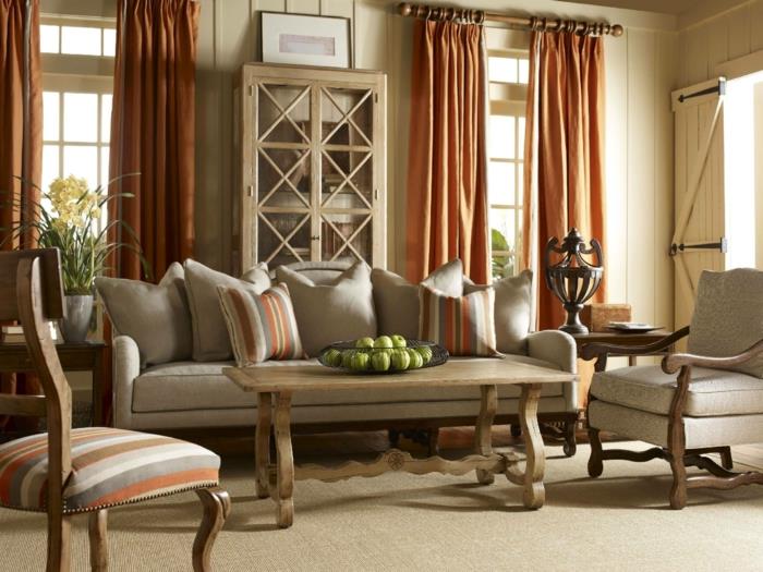 matta, grå soffa och fåtölj, randig trästol, orange hängningar, vintage soffbord i trä, panel, vintage skänk, country chic inredning