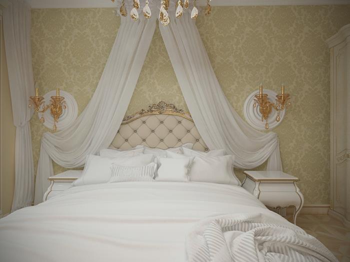 boudoir sovrum, beige damastväggar, sängdekoration i vita slöjor, gyllene ljusstakar