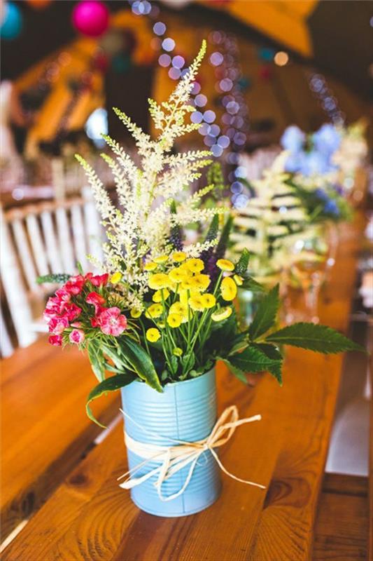 återvinning av burk för att göra ett blommigt mittpunkt, blå blommavas med en bukett lantliga blommor, bröllopsdekoridéer
