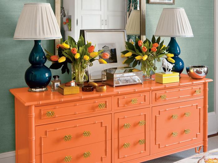 Oranžová úložná skriňa, ceruser skrinka, prispôsobenie skrinky, nápad na premenu nábytku, modré žiarovky
