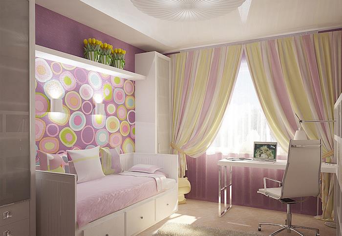 غرفة أطفال صغيرة ، غرفة نوم داخلية وردية ، ستائر طويلة باللون الأصفر والأبيض والوردي