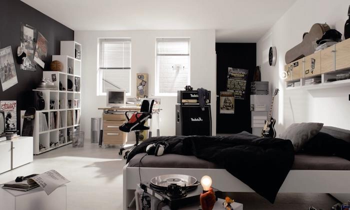 غرفة نوم مراهقة ، أرضية وسقف من البلاط الأبيض مع جدار مطلي باللون الأسود ، رف حائط خشبي فاتح