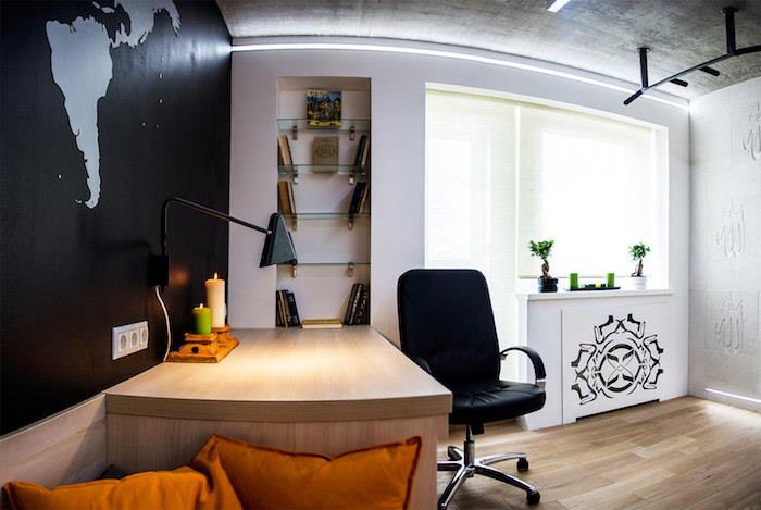 غرفة للمراهقين ، سقف رمادي وأرضية خشبية فاتحة ، مكتب خشبي مع كرسي جلدي أسود