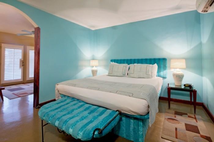 turkos sovrum, vit sänglampa, vitt tak, brun och beige matta
