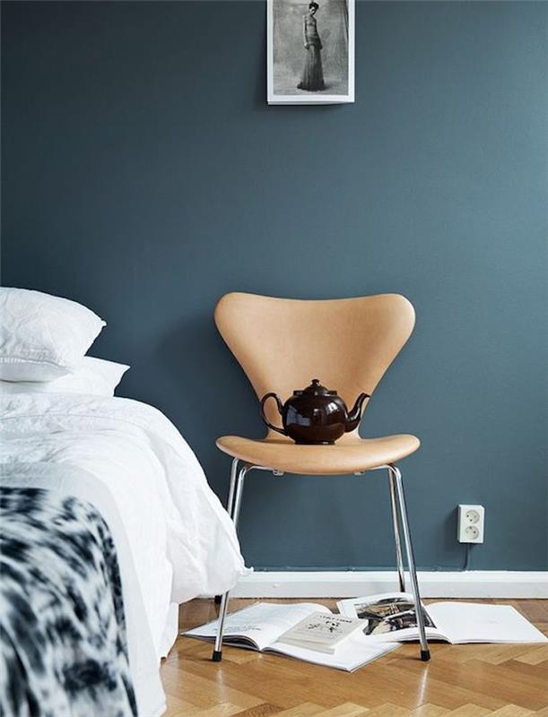modrošedá myšlienka spálne pre dospelých, biela posteľná bielizeň, béžová stolička, svetlé parkety, nápad na umelecký dekor