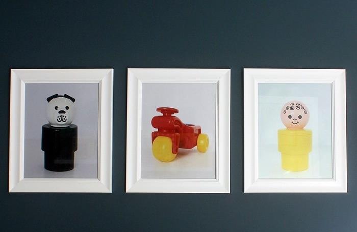 barnrumsinredning idé att göra själv, foton av leksaker i vita ramar på en grå vägg