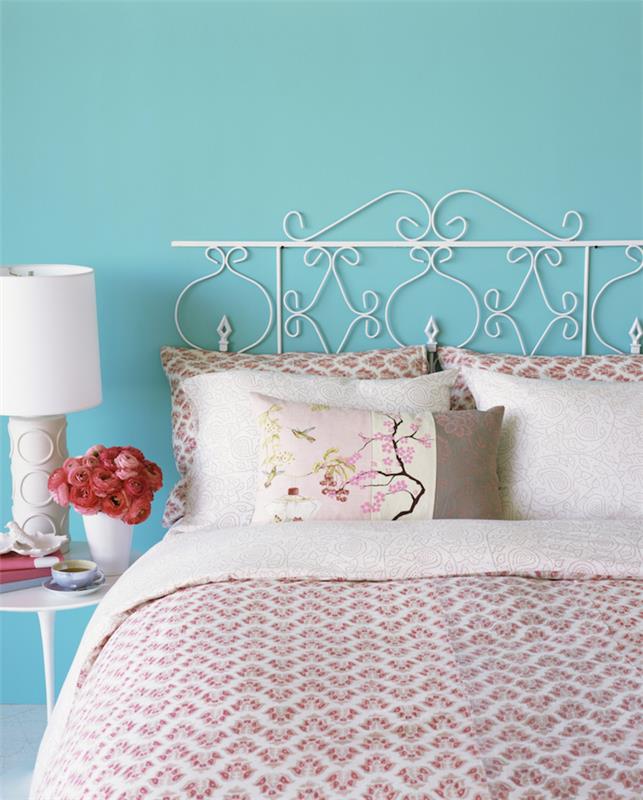 farba do spálne pre dospelých, prímorský vidiecky štýl, modrá farba na stenu, ružová a biela posteľná bielizeň, biely nočný stolík, kovová posteľ