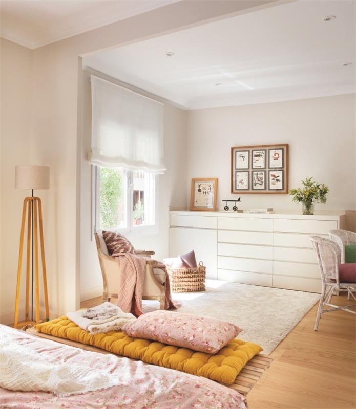 hur man ordnar ett barns rum, rumsdekoration med beige väggar och vitt tak med trämöbler och pastellrosa tillbehör och senapsfärgade föremål