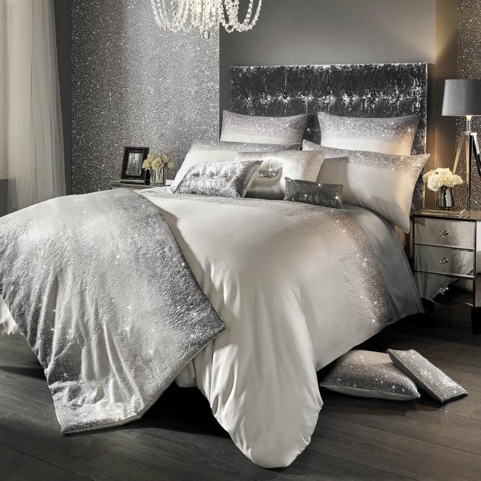ako zariadiť luxusnú ženskú spálňu s posteľou king a lesklými stenami, príklad trendovej farby s efektom trblietok