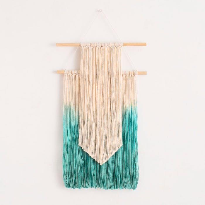 manuell aktivitet för tonåringar, DIY macrame -handledning, ombré -effekt, vit och blå lugg, enkel väggdekoration att göra själv