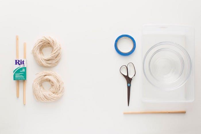material som behövs för att tillverka macrame, bomullssnöre, träschabloner, sax, glasskål, washi -tejp, textilfärg