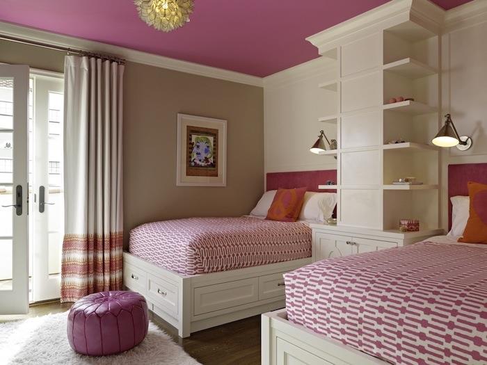 dekorativt föremål, barnrum med beige väggar och rosa tak, sängklädsel med geometriska mönster i vitt och rosa