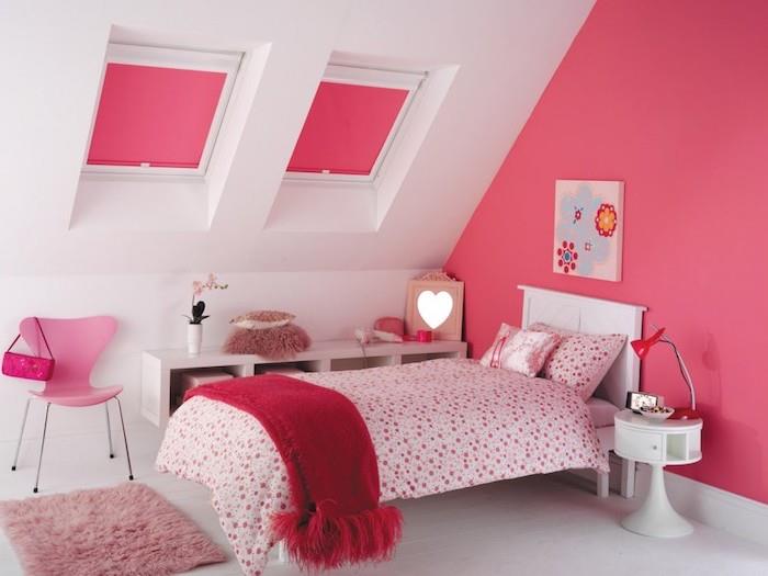 hallonrött, plantskolans inredning, rosa målade väggar med vitt tak, fjärilstol i pastellrosa