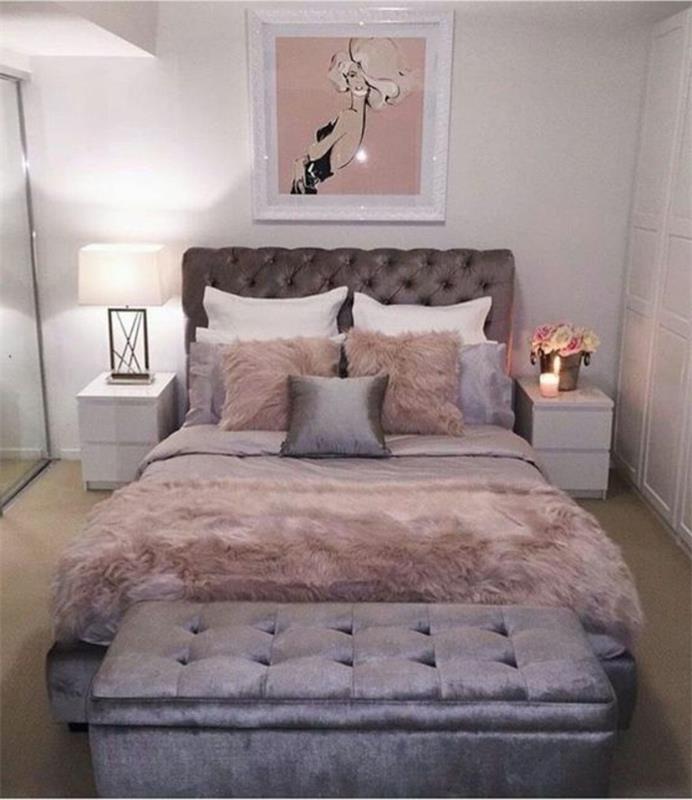ديكور غرفة نوم باللونين الرمادي والوردي ، وبطانيات ناعمة ، وسرير أريكة مبطن
