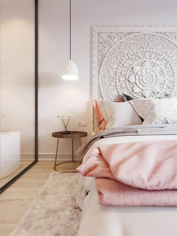 ديكور غرفة نوم باللونين الرمادي والوردي ، مصباح معلق أبيض ، لوح رأس أبيض بأشكال راقية