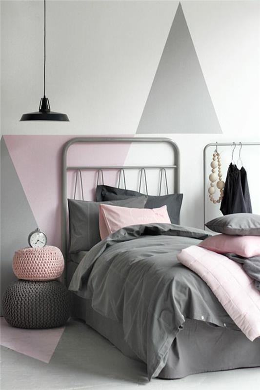 ديكور غرفة نوم باللونين الرمادي والوردي ، جدار به أشكال هندسية ، غرفة نوم بألوان الباستيل ، إضاءة معلقة سوداء