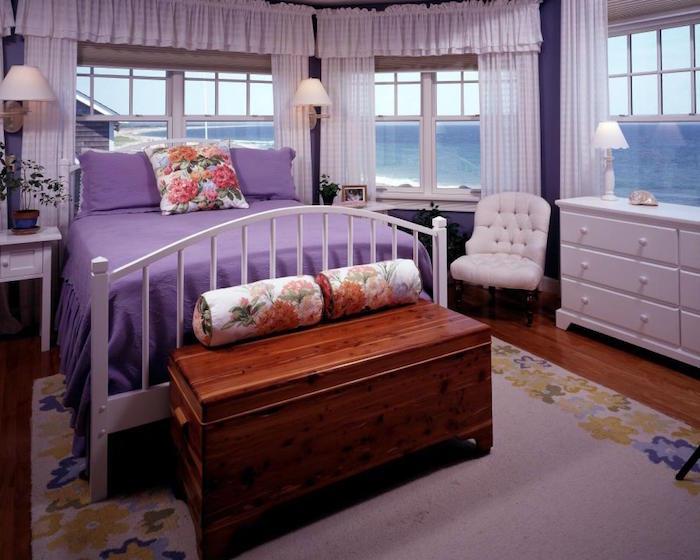 retro výzdoba spálne s výhľadom na more, spálňa vo fialovej farbe