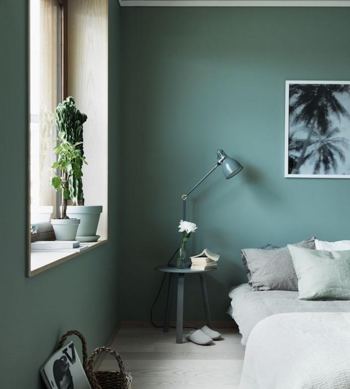 výzdoba hlavnej spálne, zelené steny, sivá posteľná bielizeň, výzdoba fototapety tropickej krajiny, sivé parkety, zelené rastliny