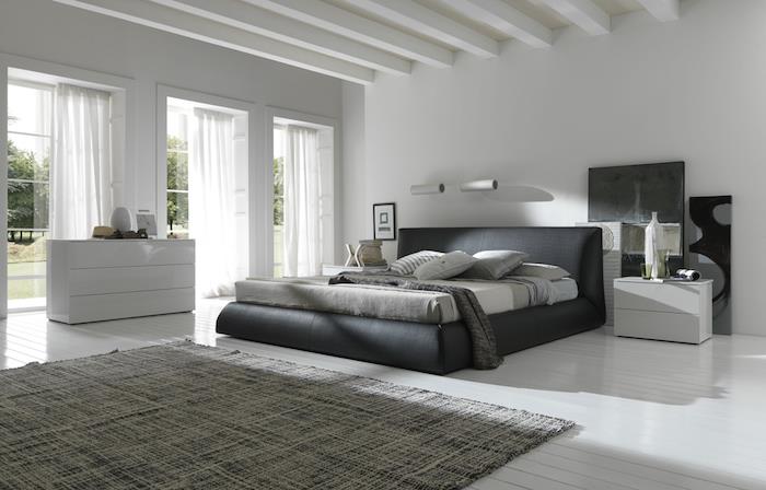 model spálne v hlavnej spálni, posteľ sivá na uhlí, bielo parketová podlaha, sivý koberec, biela komoda a nočný stolík, dekor v neutrálnych farbách
