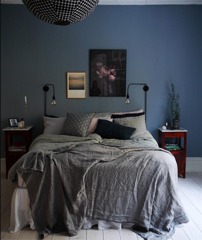 model dekorácie spálne pre dospelých, indigo modrá nástenná maľba, sivá posteľná bielizeň, svetlé parkety, originálny závesný stôl v dreve, dizajnová nočná lampa