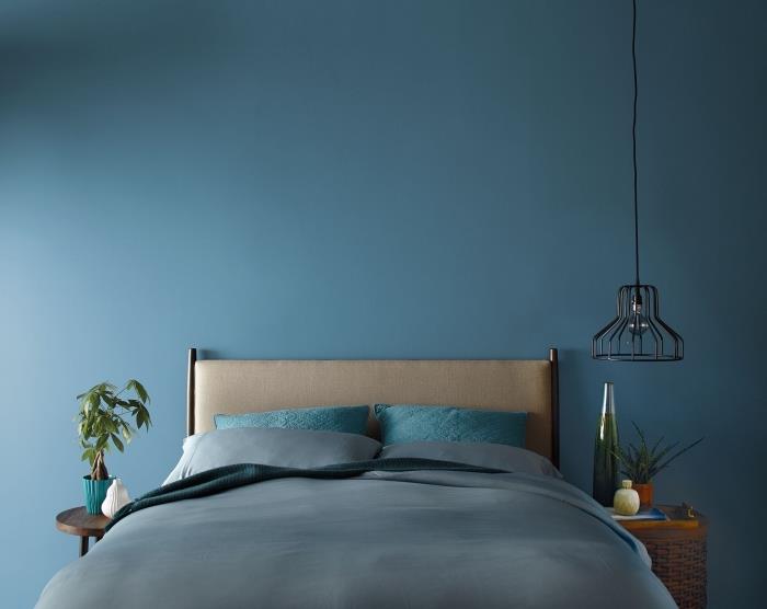 minimalistisk inredning med trä- och järnmöbler, jordblå färg, modern vuxen sovrumsfärg, väggmålning i blått