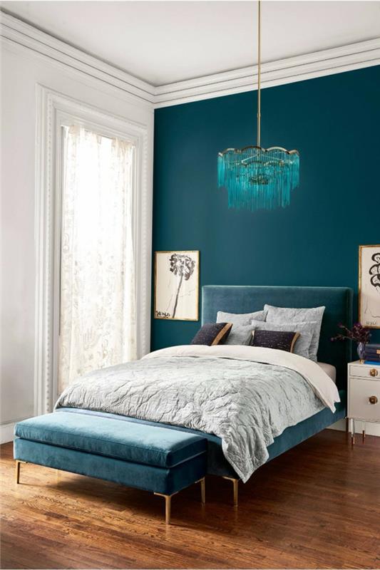 vuxen sovrum måla blått, blått takljus ovanför sängen, blå och grå säng, flätig sängbänk, vita sängbord