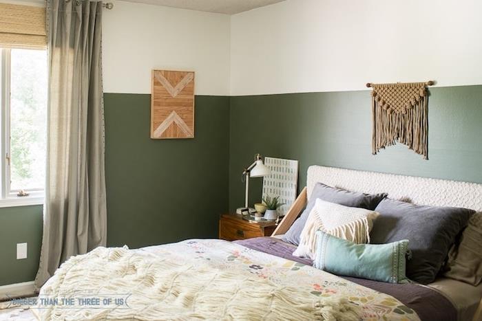nápad, ako vyzdobiť svoju izbu zelenou a bielou na stenách, sivou, purpurovou, modrou a bielou bielizňou, dekoráciou steny macrame