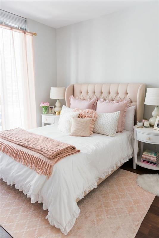 modern målning för vuxen sovrum, rosa sängkast, rosa kuddar, tofsad sänggavel, geometrisk rosa matta