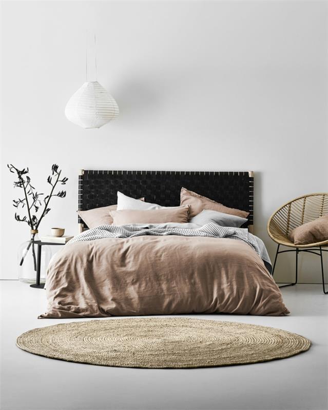 Sovrumsdesign i skandinavisk stil, rund matta, rosa sängklädsel, papasanstol, vit hängande lampa