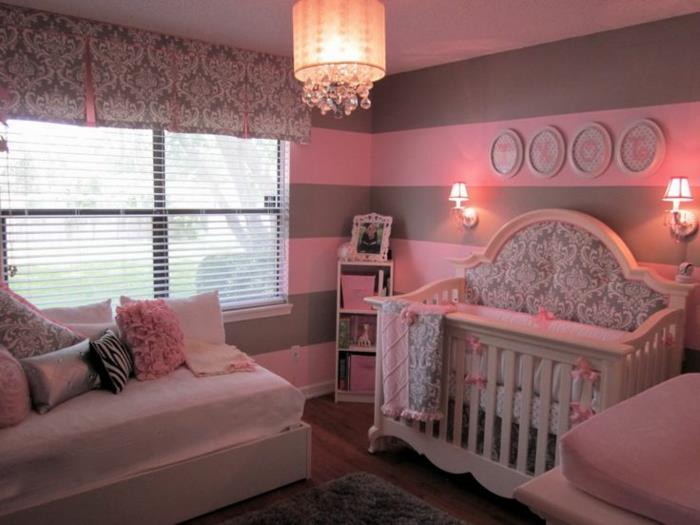 ديكور غرفة نوم رومانسية ، مصباح سقف باروكي ، سجادة رمادية ، سرير أطفال باروكي ، مصابيح حائط