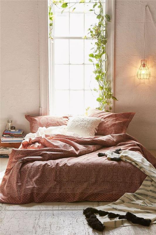 ديكور غرفة نوم رومانسية ، نباتات تسلق ، مصباح قفص ونافذة كبيرة ، سرير وردي