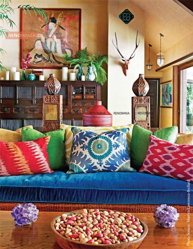 etnisk deco -idé för exotiskt vardagsrum, indisk dekoration för inredning, blå soffa med färgglada kuddar