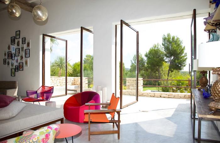 minimalistisk design vardagsrumsdekoration bohemisk chic stil med färgglada möbler