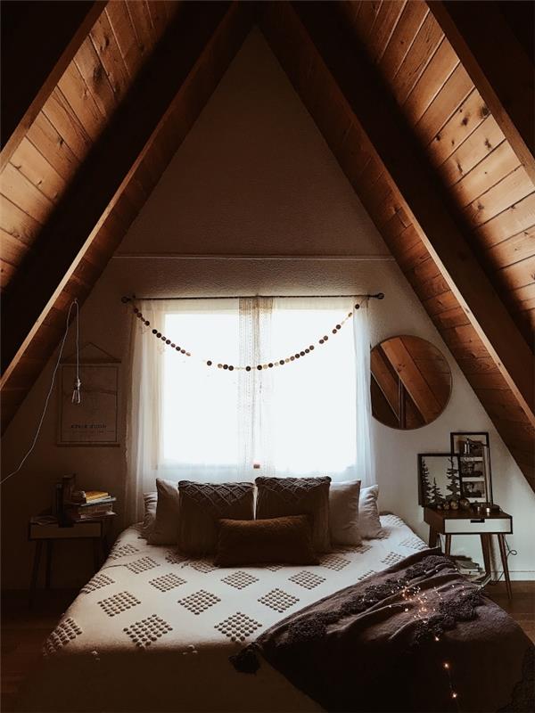 príklad podkrovia, ktoré je možné prerobiť na horskú chatu a spálňu v bohémskom štýle, dekorácia pod hippie elegantným svahom