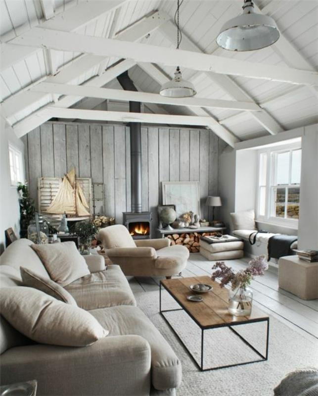 grå soffa och fåtölj, ljusgrå matta, soffbord i trä och metall. modern öppen spis, skandinavisk stil, industriella upphängningar, vitt trätak, rustikt vardagsrum