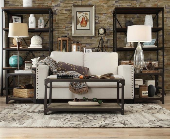 stenmur, hyllor i metall och trä, industriell stil, beige soffa, grå matta, soffbord i trä och metall, ljus parkett, dekorativa accenter