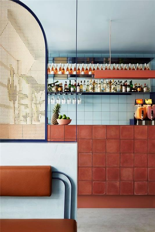 terakotová farebná dekoratívna dlažba nástenná polica pre malú kuchyňu modrá a terakotová farebná kombinácia trendový interiérový dizajn