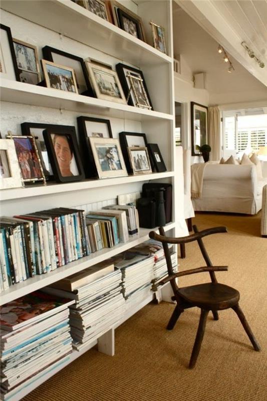 Bibliotek med böcker och dekorativa foton, trästol smal och lång matta för korridoren, hur man dekorerar en smal hall