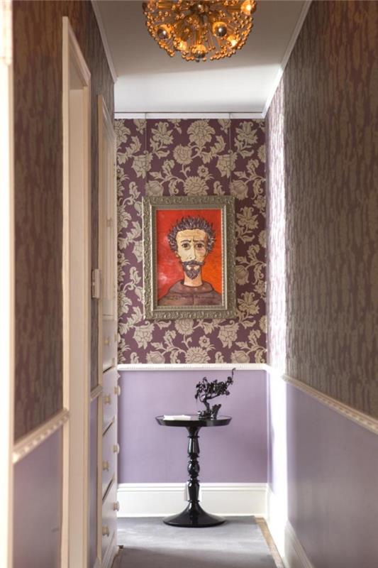 výzdoba úzkej chodby kombinujúca vintage vliesové tapety v zlatej a fialovej a fialovej farbe nanesené na spodok steny