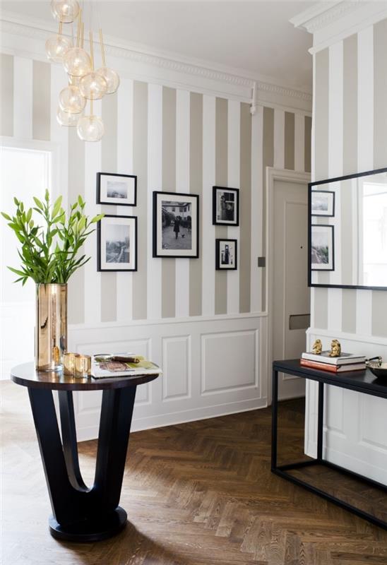 elegant dekoration av en hall med väggar med horisontella band av ljus taupe och vit färg