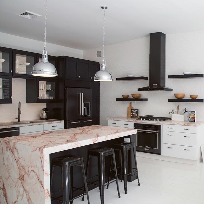 moderný kuchynský dekor v bielej a matnej čiernej farbe s akcentmi z nehrdzavejúcej ocele biele a ružové zlaté mramorové dosky čierne kuchynské skrinky