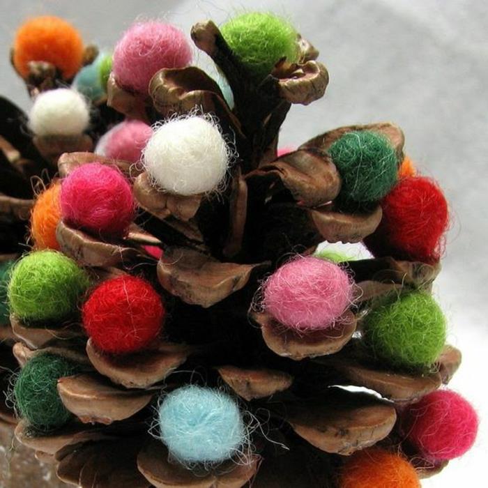 Juldekoration att göra själv, kottar med färgade filtbollar