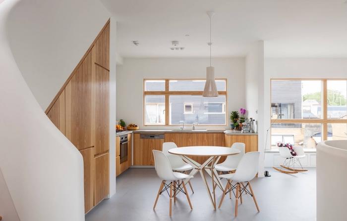 príklad otvorenej kuchyne s jedálenským kútom, biely a drevený model kuchyne so sivou podlahou, nápad na kuchyňu v tvare U