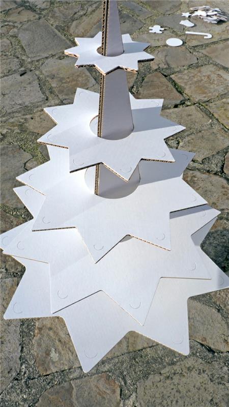 ručne robená vianočná dekorácia, biely kartónový stromček, originálny model s kartónovými hračkami