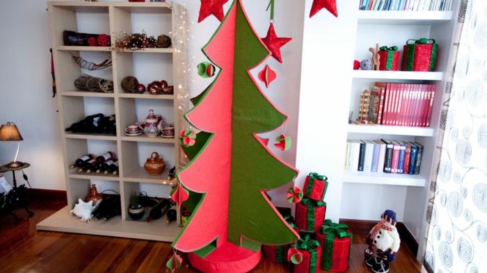 ručne robená vianočná dekorácia, veľký kartónový vianočný stromček s plsteným papierom